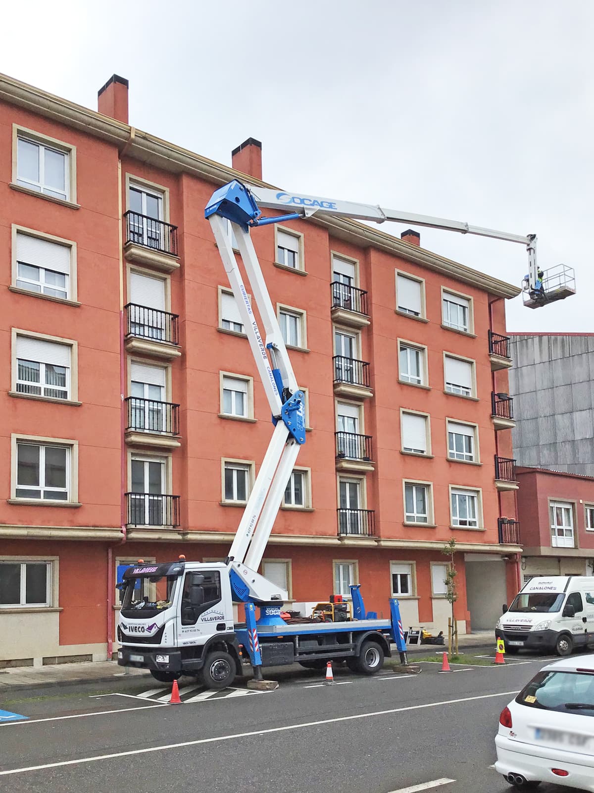 Servicio de alquiler de grúa con plataforma elevadora