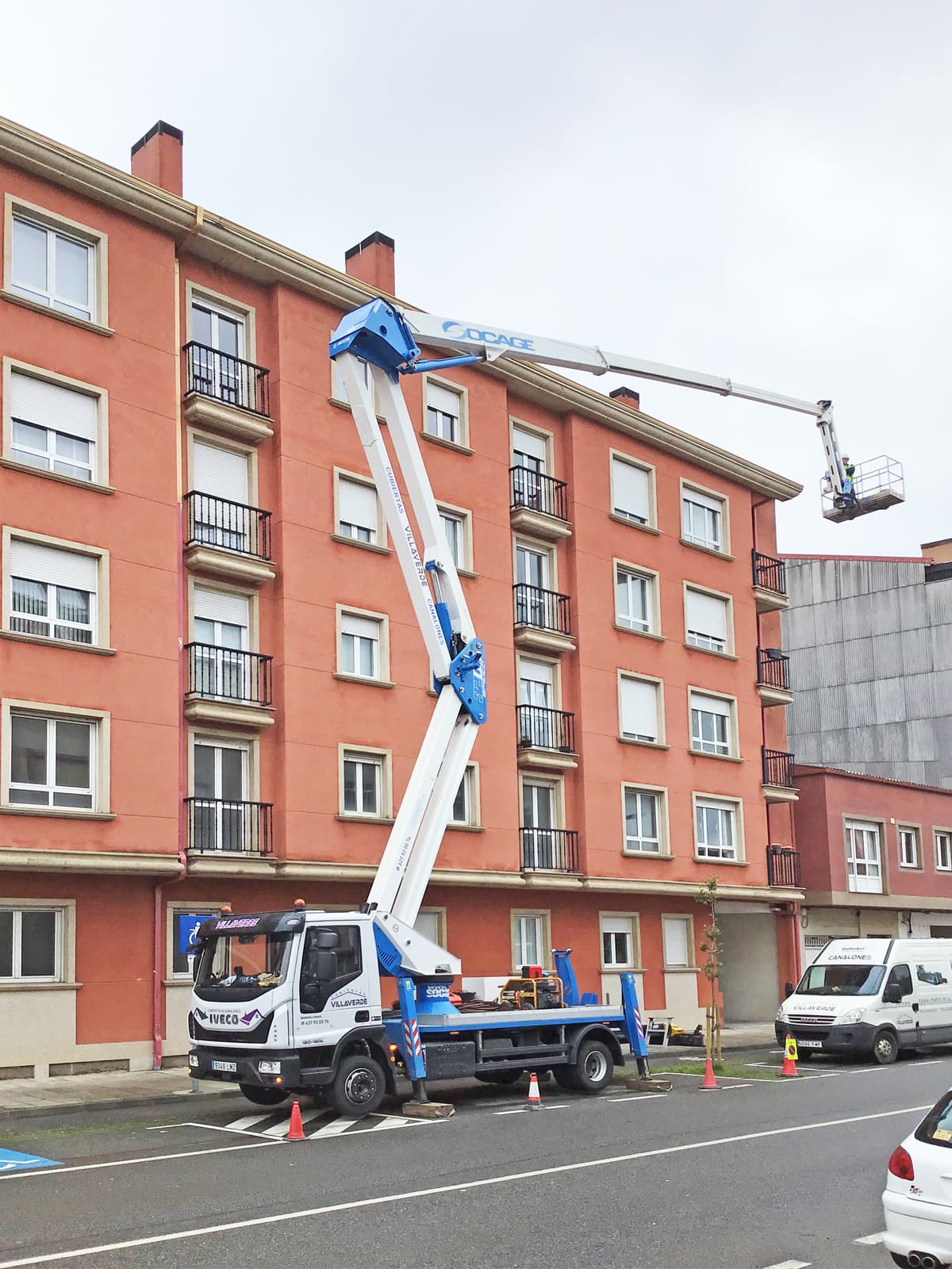 Servicio de alquiler de grúa con plataforma elevadora